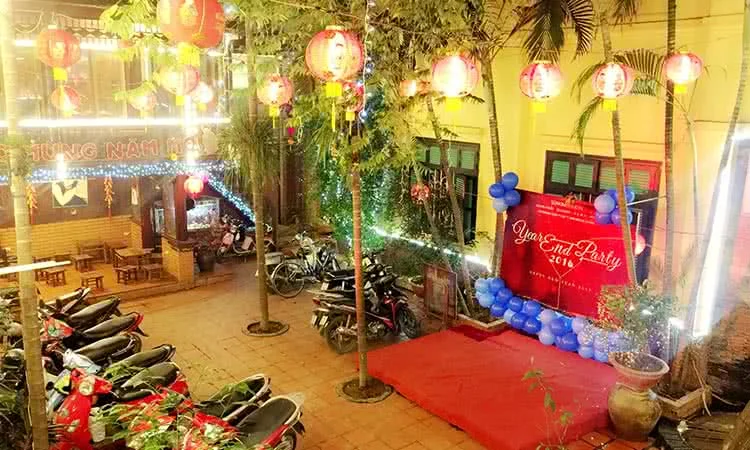 nha-san-quan-giang-dung-nha-san-doc-dao-giua-long-thu-do-11