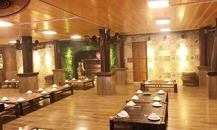 nha-san-quan-giang-dung-nha-san-doc-dao-giua-long-thu-do-12