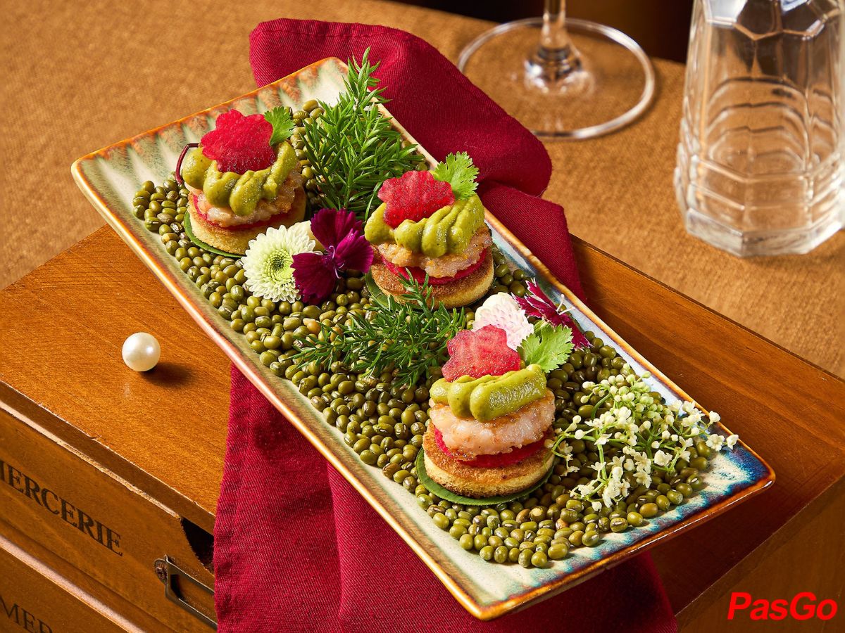 slide helios cafe & bistro 10