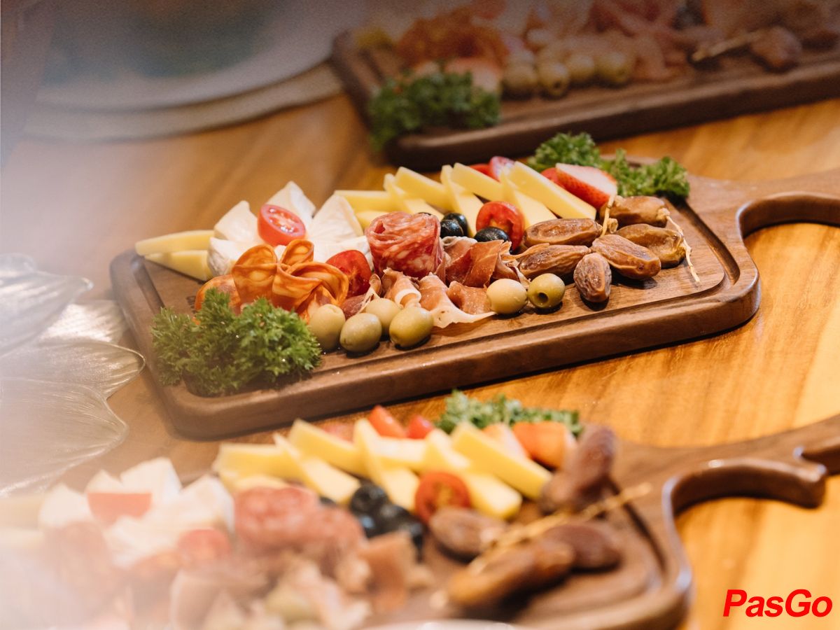 slide helios cafe & bistro 12