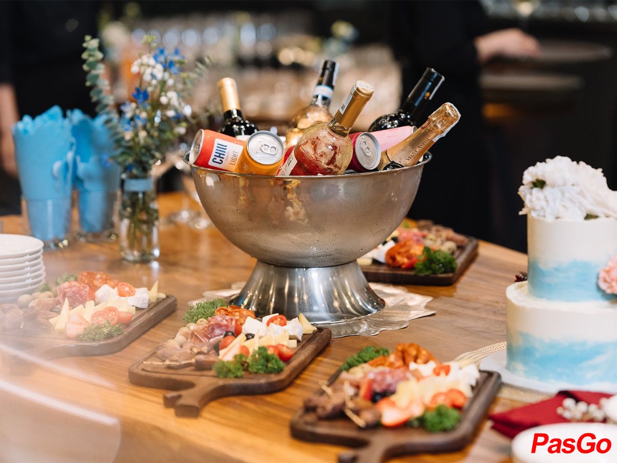 slide helios cafe & bistro 13