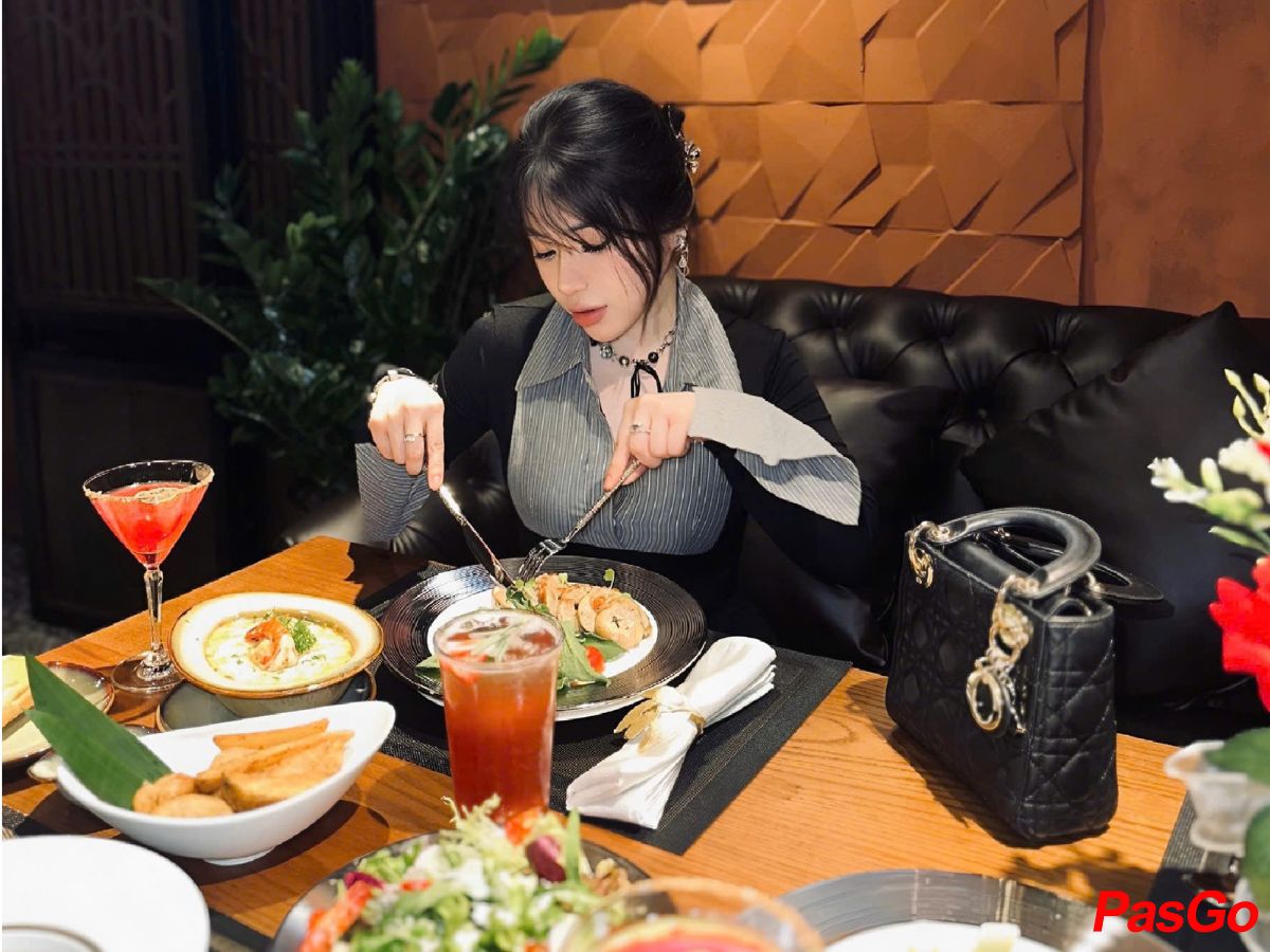 slide helios cafe & bistro 23