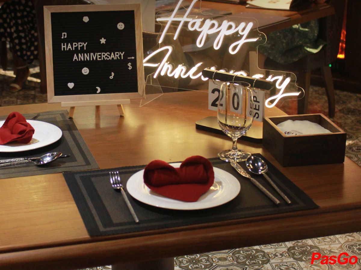 slide helios cafe & bistro 24