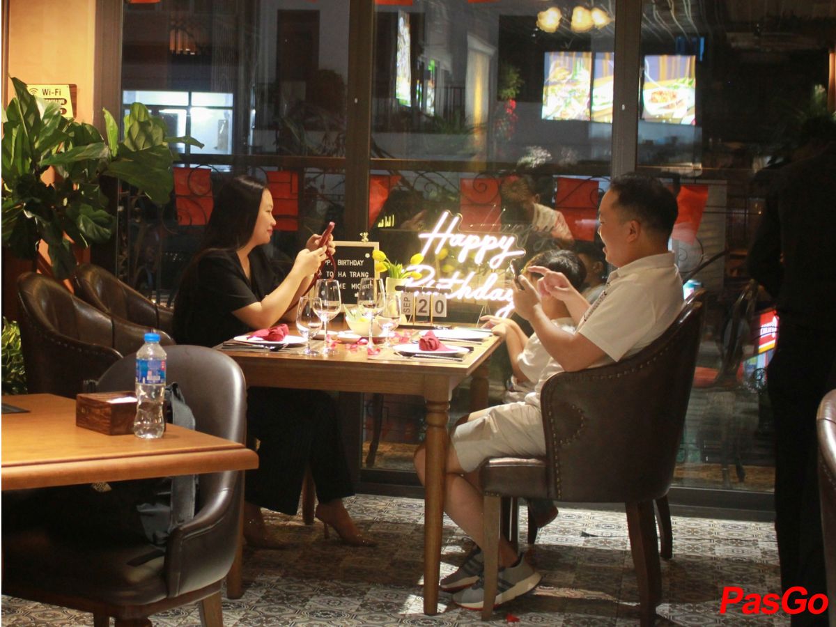 slide helios cafe & bistro 25