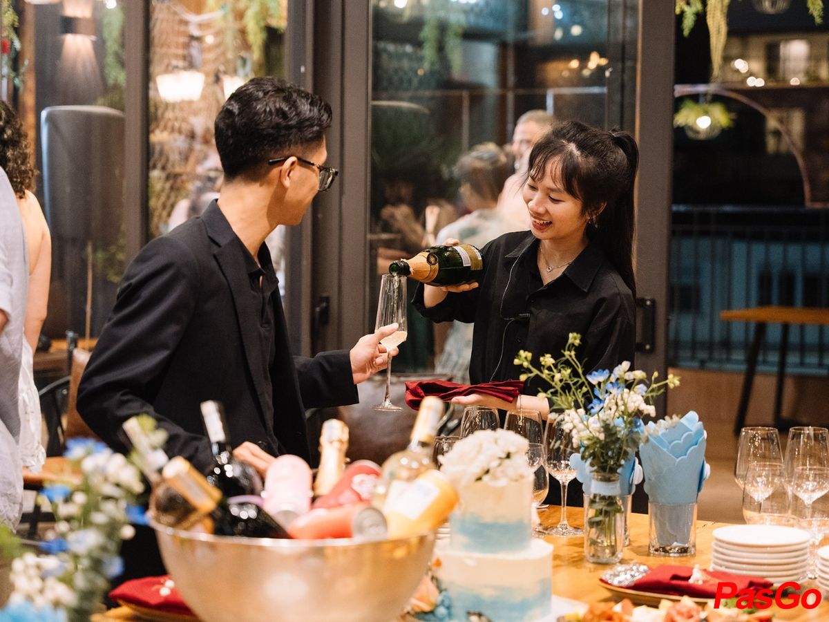 slide helios cafe & bistro 26