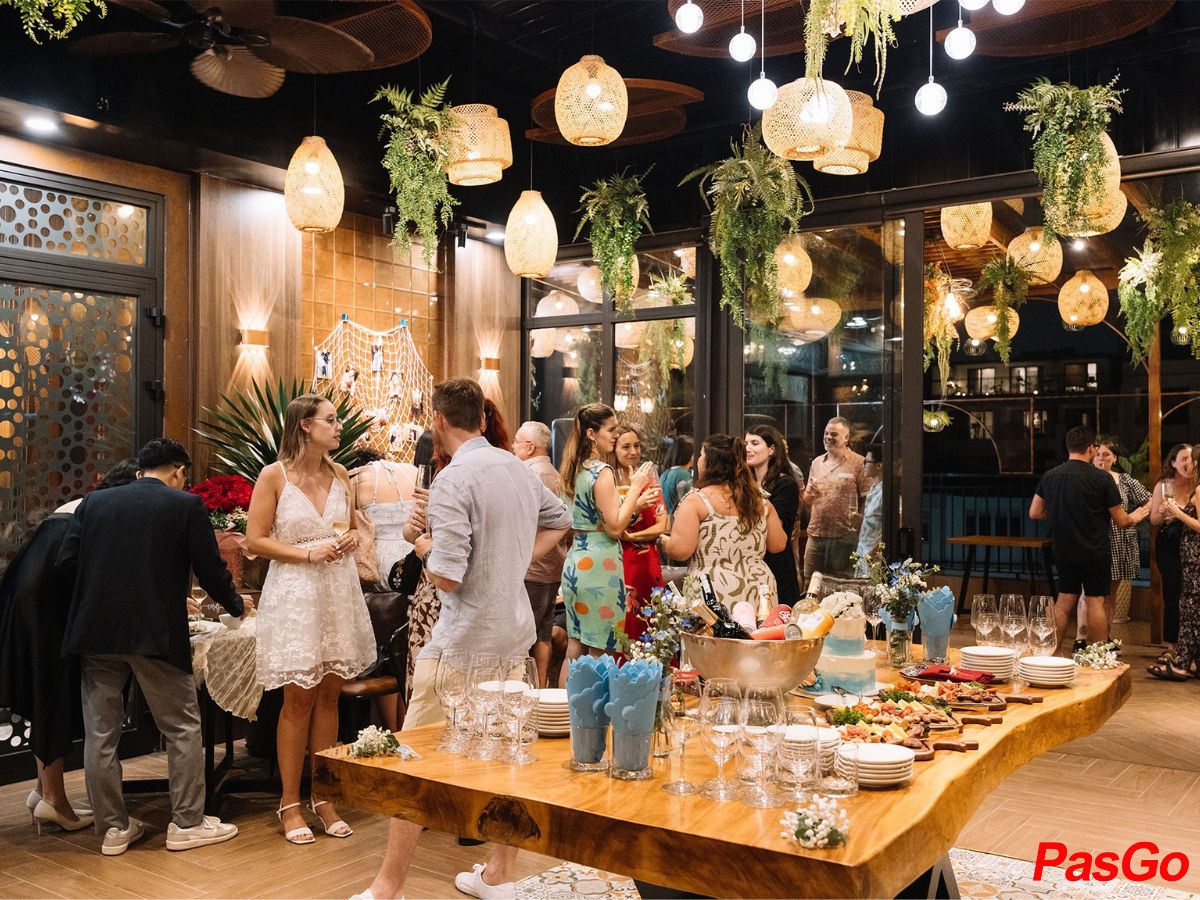 slide helios cafe & bistro 27