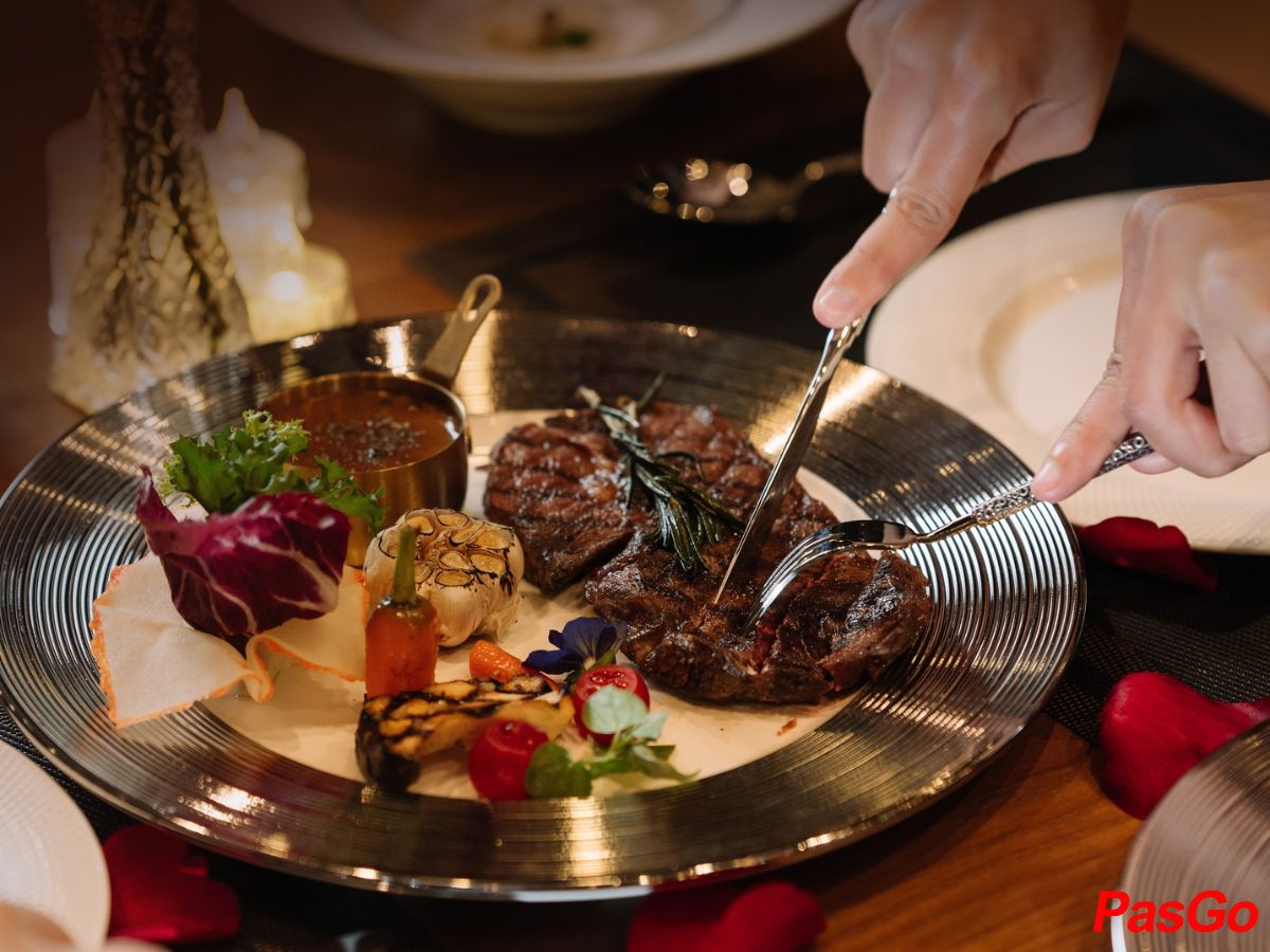 slide helios cafe & bistro 9