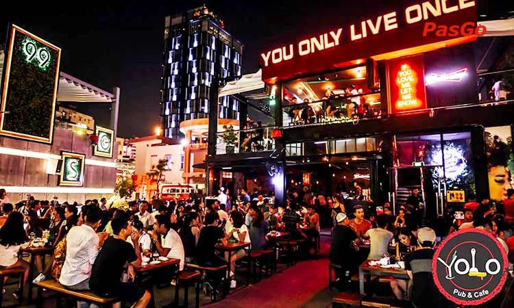 yolo-pub-and-cafe-pham-ngu-lao-slide-5