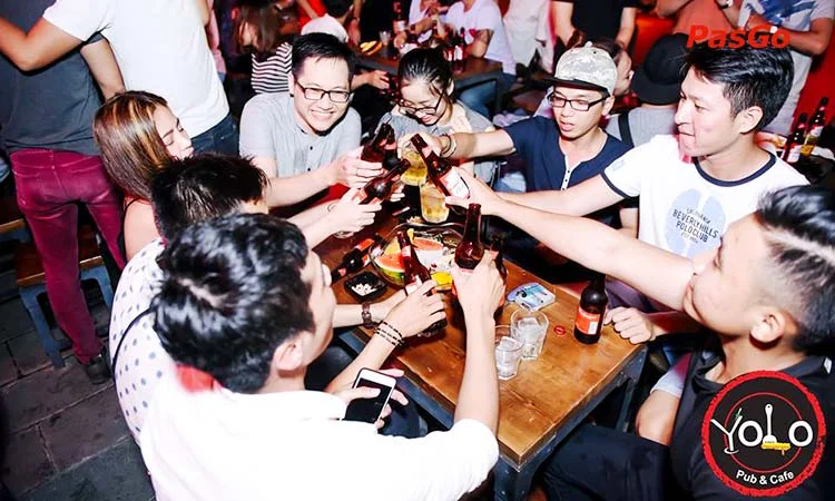 yolo-pub-and-cafe-pham-ngu-lao-slide-8