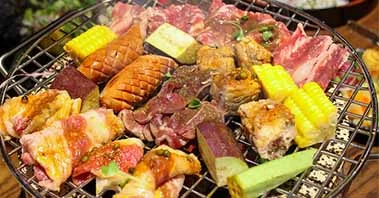 Bên cạnh hải sản, nhà hàng buffet ở quận 8 còn có những món ăn nào khác?

