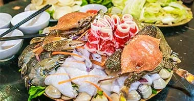 Những loại hải sản thường được sử dụng trong lẩu hải sản ở Hà Nội?
