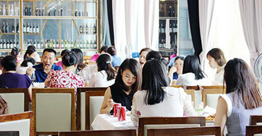 Món ăn gì ở Hà Nội phù hợp để tặng quà cho phụ nữ trong ngày 20/10?
