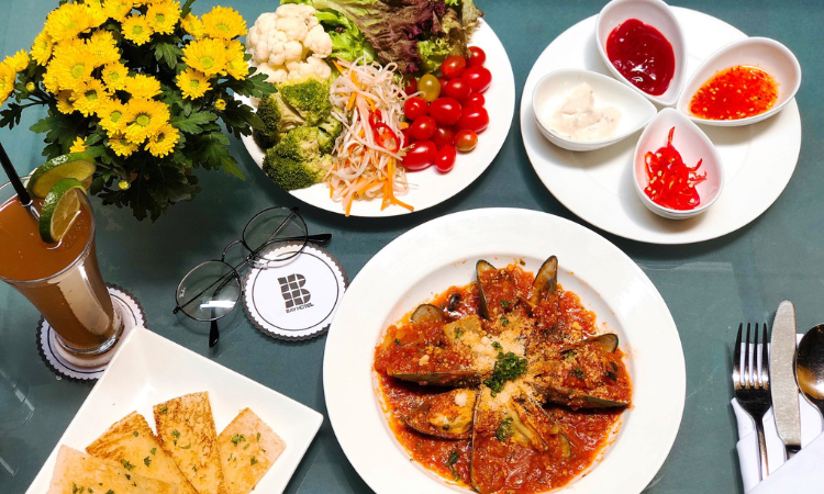 Suất Buffet Trưa T6, Giá 199K - Chic Restaurant Bay Hotel3