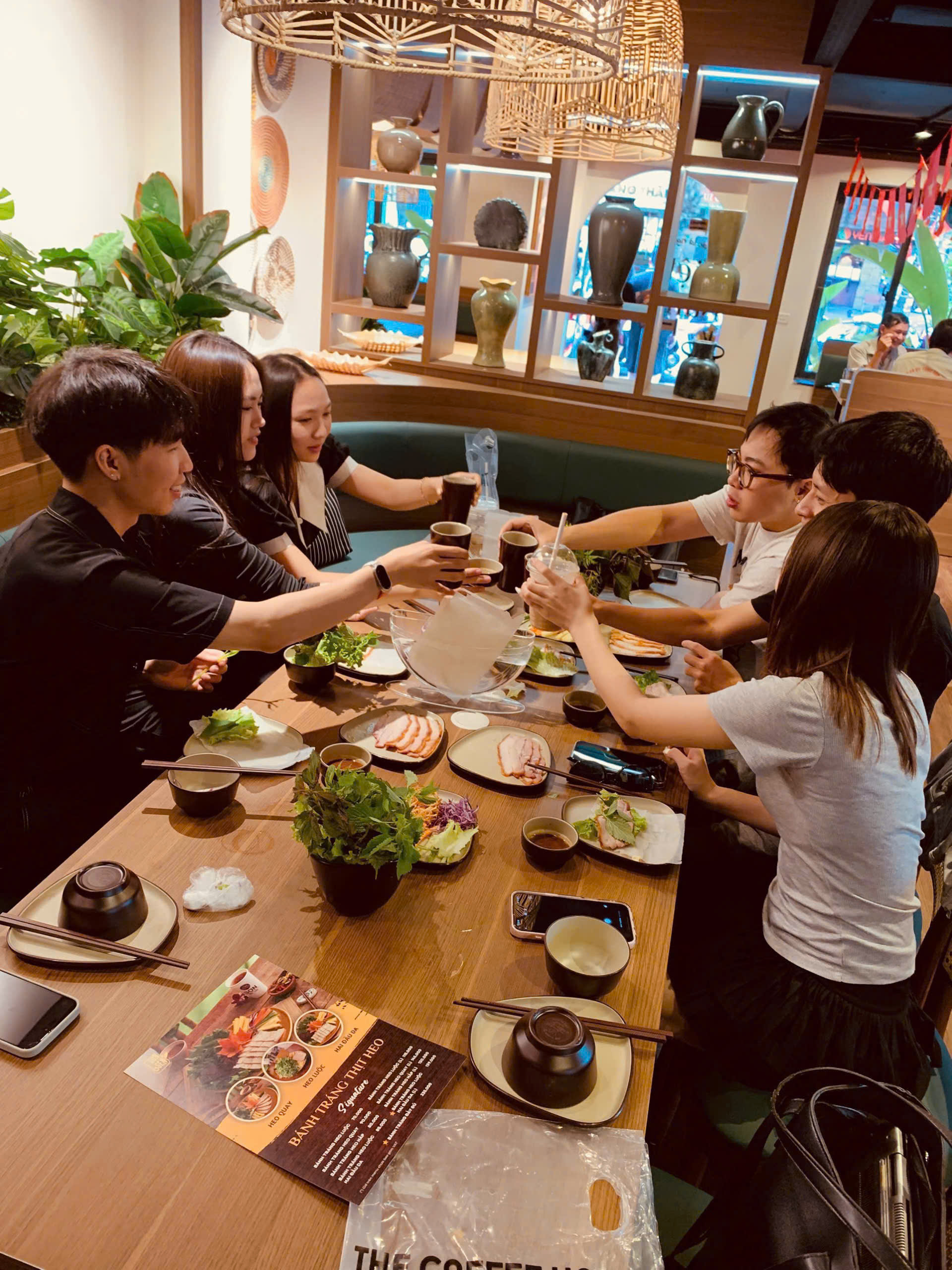 GIẢM 8%/hóa đơn cho bàn từ 4 người lớn6