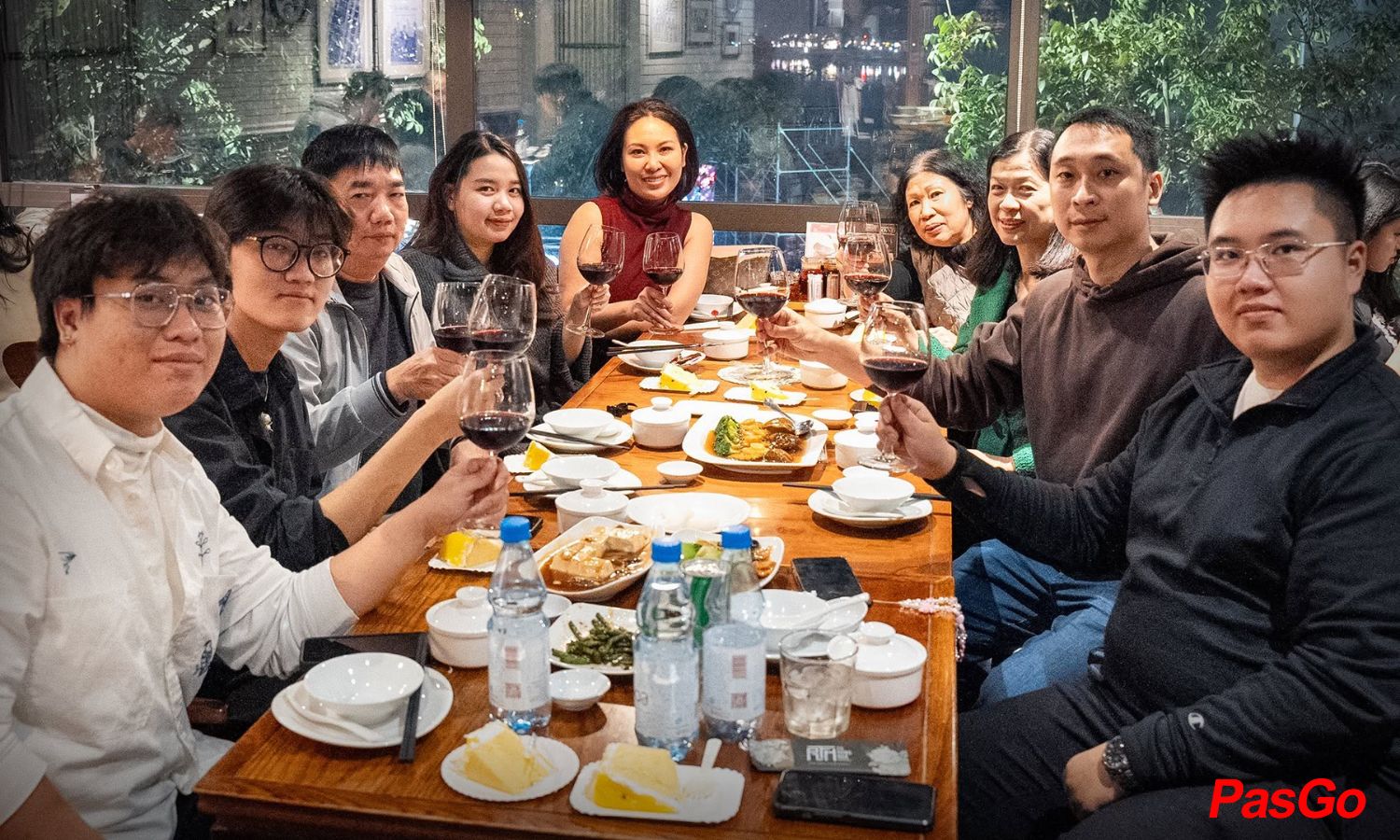 Giảm 10% cho bàn từ 10 người
