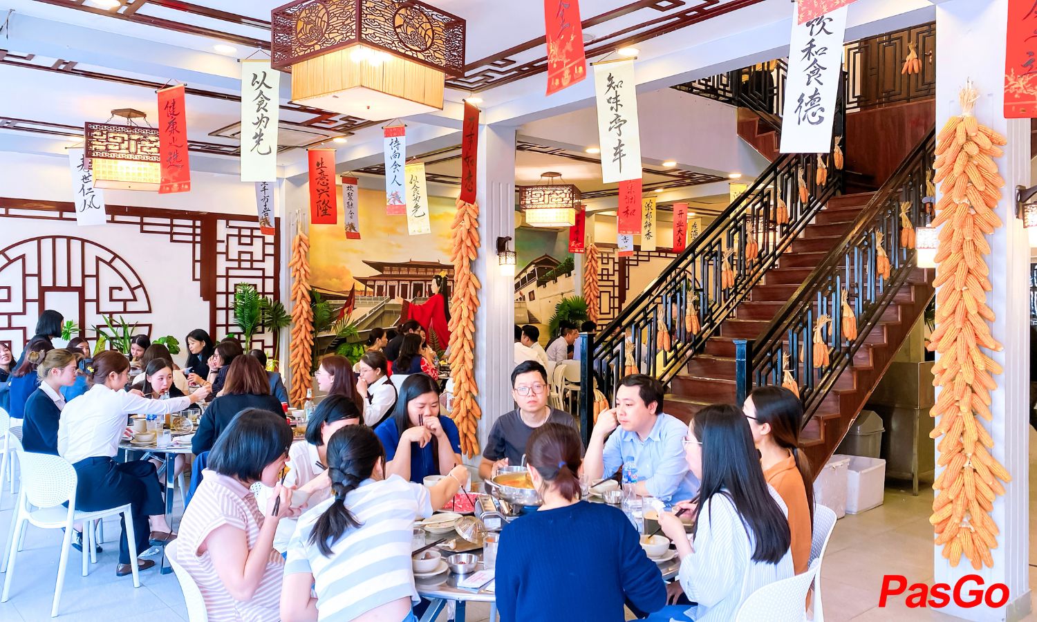 Giảm 10% hóa đơn khi đặt bàn trước 11h trưa & 18h tối3