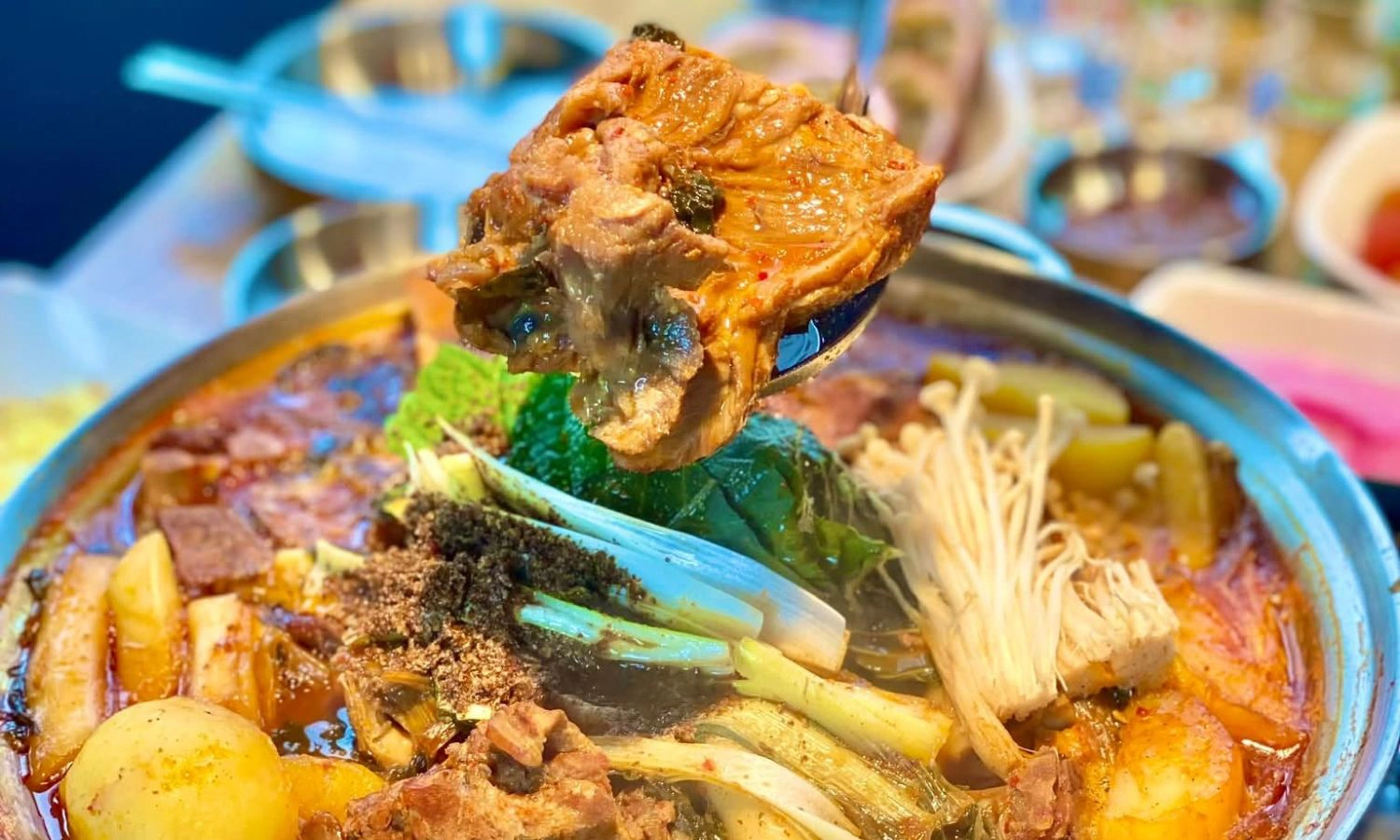 Giảm 3% cho bàn 4 khách 2