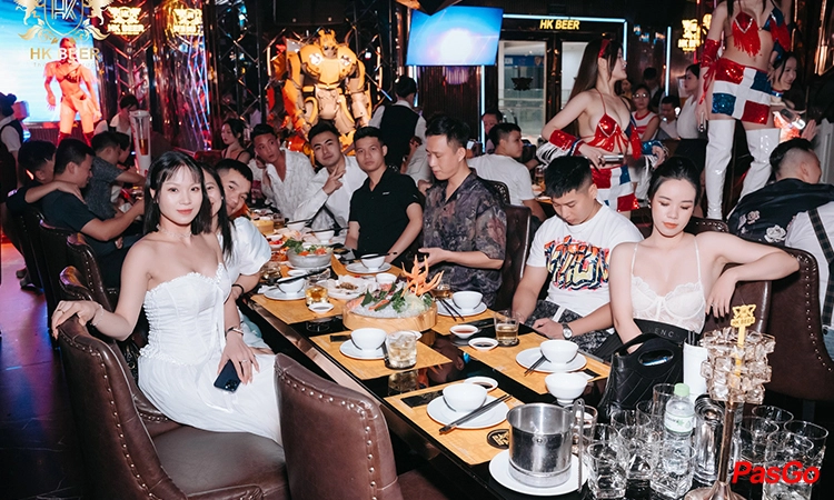 Ưu đãi uống bia Budweiser1