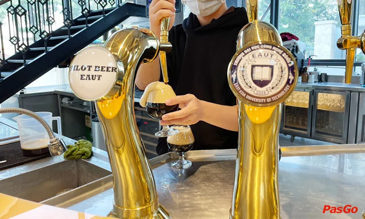 Tặng 3 tháp bia cho đoàn 30-49 khách1