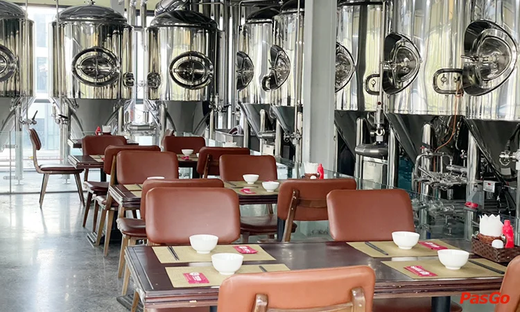 Tặng 3 tháp bia cho đoàn 30-49 khách3