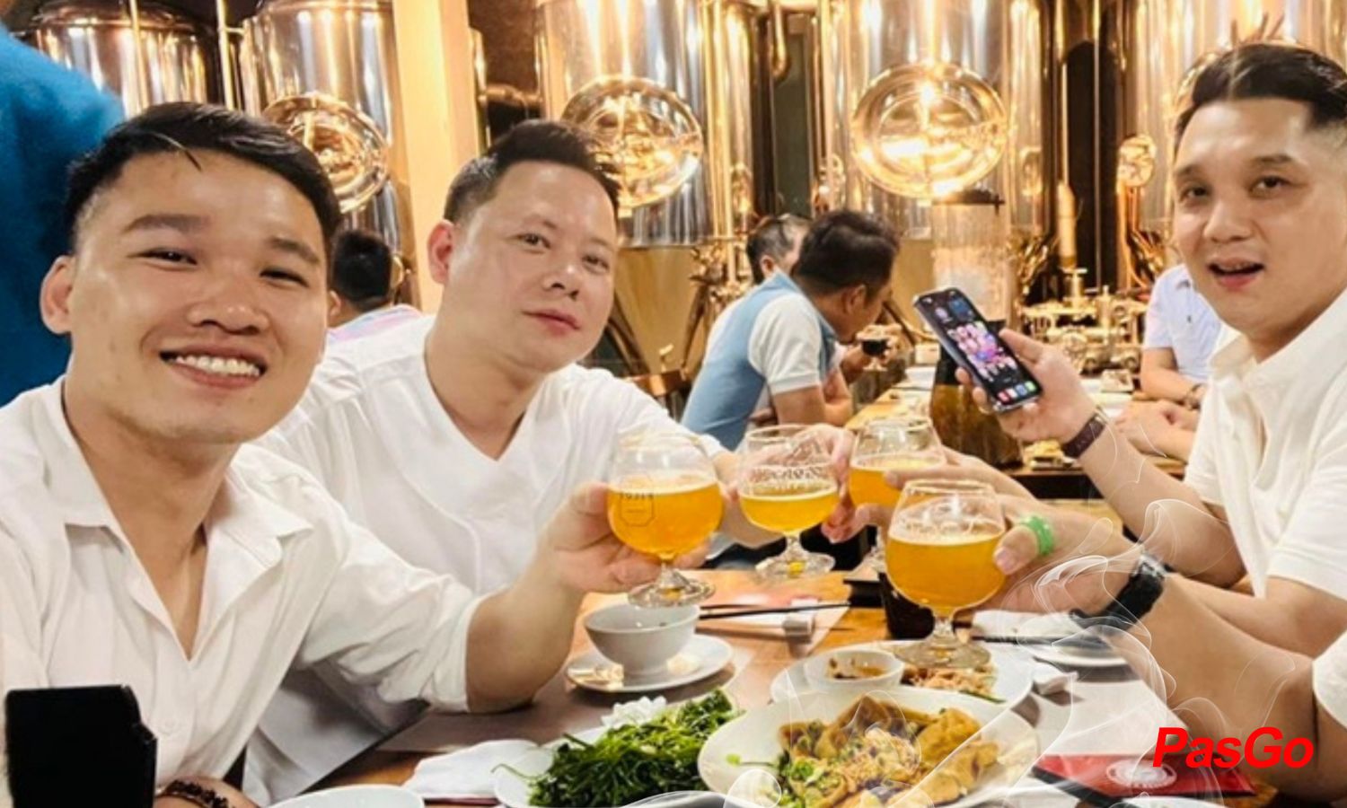 Tặng 2 tháp bia cho đoàn 20-29 khách