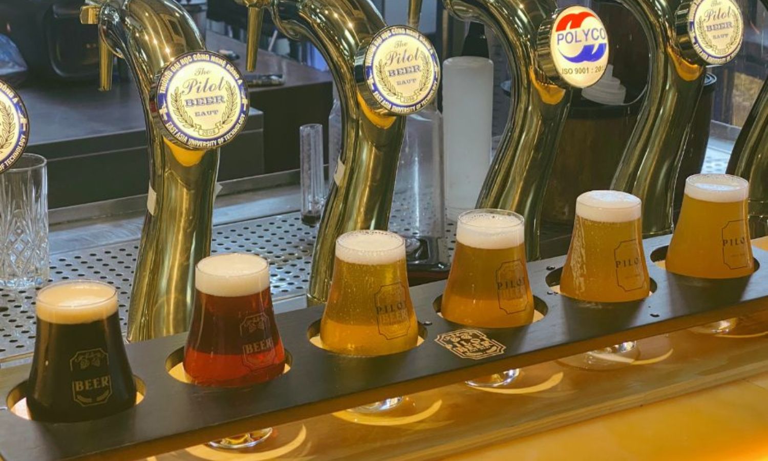 Tặng 2 tháp bia cho đoàn 20-29 khách1