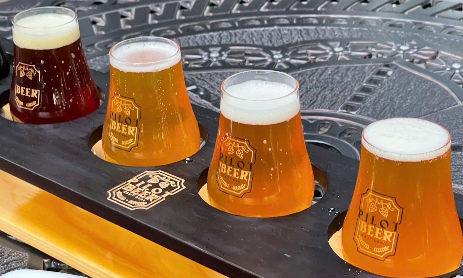 Tặng 2 tháp bia cho đoàn 20-29 khách2