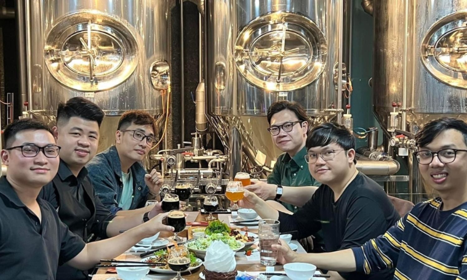 Tặng 2 tháp bia cho đoàn 20-29 khách5