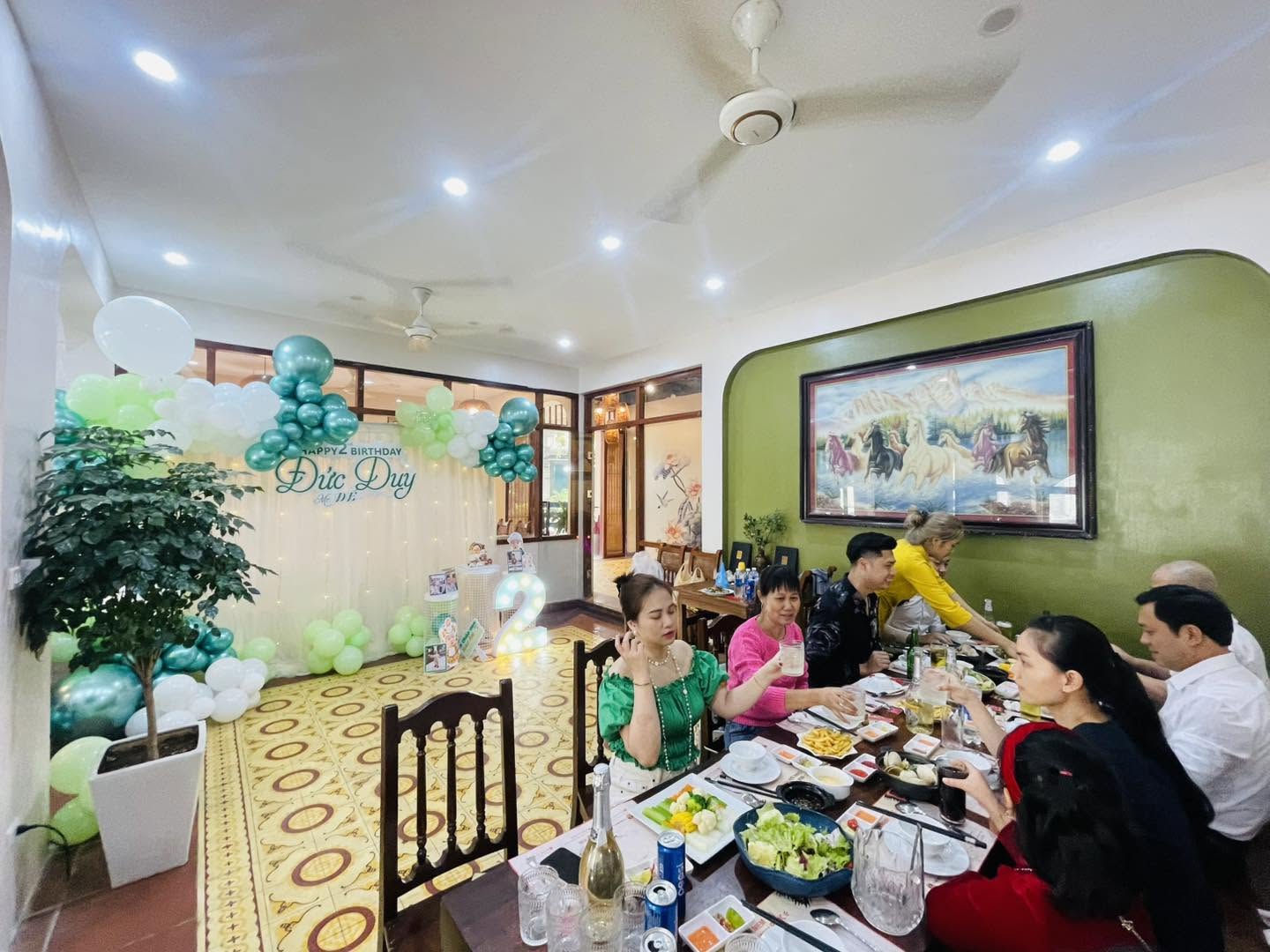 Giảm 10% trên tổng bill, Tặng hoa, bánh SN, trang trí, món ăn2